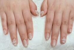 「ハンド 定額デザイン」細かめのラメベージュにワンポイントでリボンのパーツを！アクセントになってとても可愛らしいです！