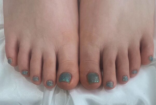 「フット ワンカラー」淡い水色の中にホロやラメが入っていて暖かい季節にぴったりのカラーです！|Nail Salon Linda