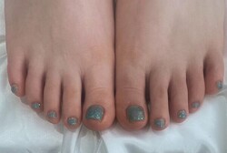 「フット ワンカラー」淡い水色の中にホロやラメが入っていて暖かい季節にぴったりのカラーです！