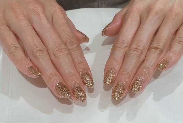 「ハンド ワンカラー」ゴールドのラメでキラキラ華やかに！ 指先や手元が動くたびにキラキラして可愛いのでおすすめです！  |Nail Salon Linda