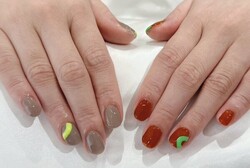 「ハンド ライトコース」(60分 アート、ストーン、シールつけ放題） オレンジとグレーのおしゃれなカラーの組み合わせ！！|Nail Salon Linda