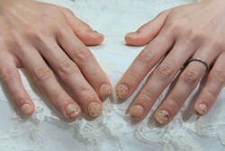 「ハンド ミドルコース」(90分 アート、ストーン、シールつけ放題） ベージュとゴールドのニュアンスデザイン！！|Nail Salon Linda