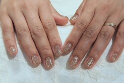「ハンド ラメ・ワンカラー」ゴールドのザクザクのラメが可愛い！|Nail Salon Linda