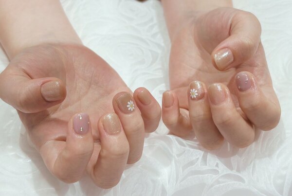 「ハンド 定額デザイン」 偏光ラメがとっても可愛いです！ GWのお出掛けに気分上げてくれます^ ^|Nail Salon Linda