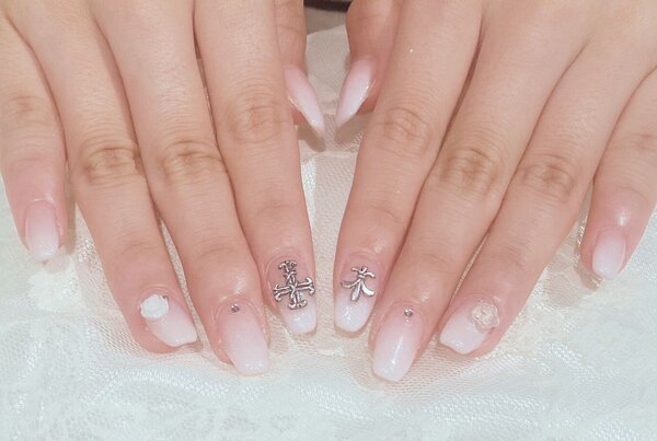 「ハンド ライトコース」(60分 アート、ストーン、シールつけ放題) 白グラデーションにパーツ！ |Nail Salon Linda