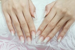 「ハンド グラデーション」白グラデーションで柔らかいイメージの仕上がりです|Nail Salon Linda