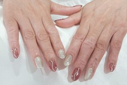「ハンド 定額デザイン」バーガンディにゴールドで上品な仕上がりに！|Nail Salon Linda