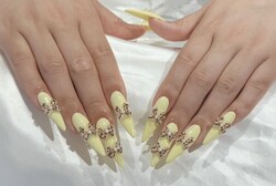 「ハンド ワンカラー ＋長さだし10本」イエローにレオパードパーツでガーリーデザイン！|Nail Salon Linda