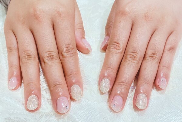 「ハンド 定額デザイン」ラメラインがポイントとなるかわいいデザインです！|Nail Salon Linda