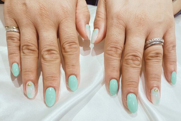 「ハンド 定額デザイン」カラーチェンジでエメラルドグリーンをメインに使いました！夏らしくてとてもかわいいです！|Nail Salon Linda