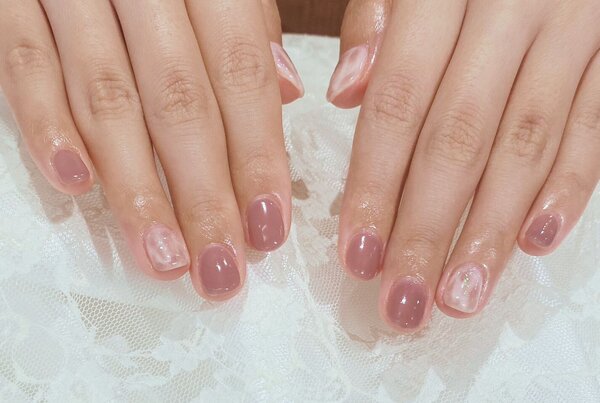 「ハンド 定額デザイン」 少し透け感のある色でニュアンス感がおしゃれです！|Nail Salon Linda
