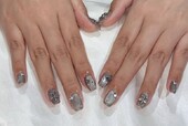 「ハンド ミドルコース」(90分 アート、ストーン、シールつけ放題） グレーマグにクロムのパーツをのせてシックな仕上がり|Nail Salon Linda