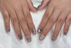 「ハンド ミドルコース」(90分 アート、ストーン、シールつけ放題） グレーマグにクロムのパーツをのせてシックな仕上がり|Nail Salon Linda