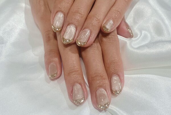 「ハンド ガラスフレンチ」レンチの部分はガラスのように光輝きとても可愛いのでおすすめです！|Nail Salon Linda