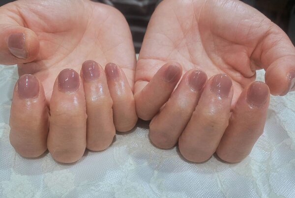 「ハンド ワンカラー」肌馴染みの良い色で透明感もあるので、どんな人にも似合うカラーです！|Nail Salon Linda