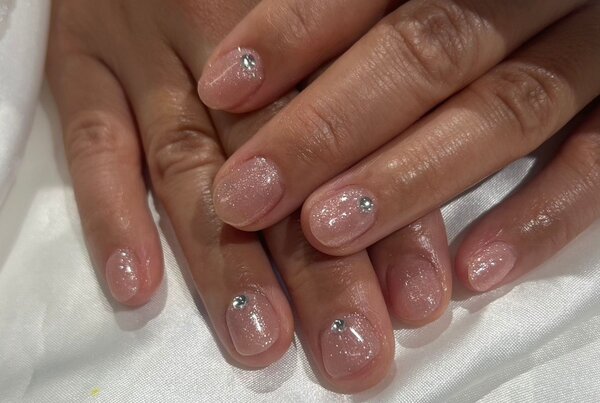 「ハンド ワンカラー」キラキラワンカラーにストーンです！|Nail Salon Linda