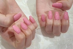 「ハンド ワンカラー」海外へ旅行に行くのでハッキリとした派手なピンク色に！|Nail Salon Linda