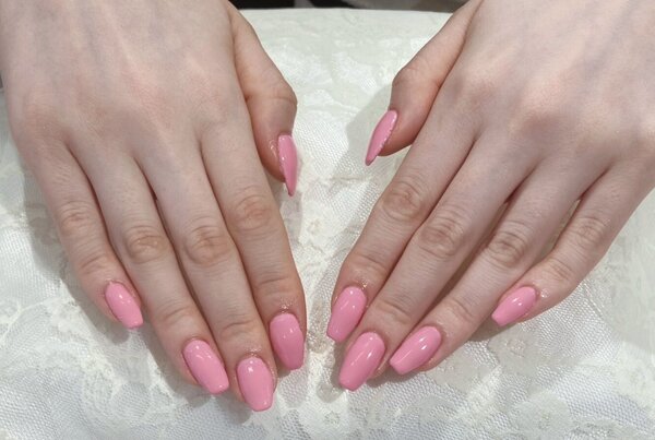 「ハンド ワンカラー」海外へ旅行に行くのでハッキリとした派手なピンク色に！|Nail Salon Linda