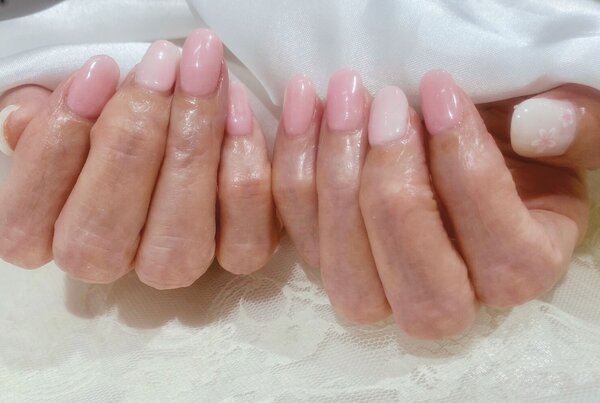 「ハンド定額デザイン」柔らかい優しいピンクのカラーにお花のシールで可愛らしいです！|Nail Salon Linda