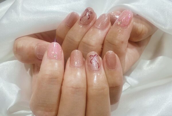 「ハンド 定額デザイン」リボンのシールを使ったデザインはとても大人気です！|Nail Salon Linda