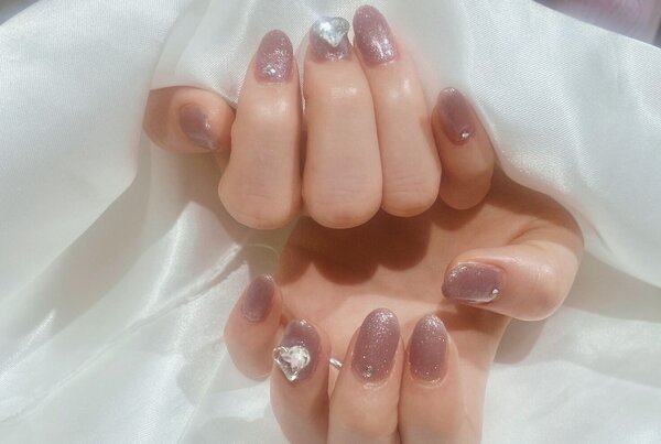「ハンド 定額デザイン」大きめのハートのパーツがアクセントになります！|Nail Salon Linda