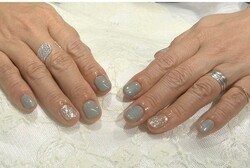 「ハンド 定額デザイン」グリーンにワンポイントでゴールドラメを！！|Nail Salon Linda