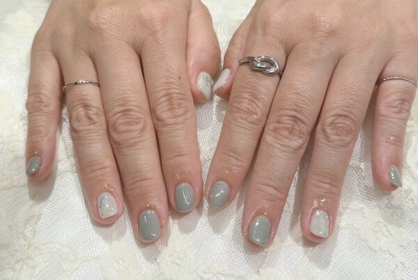 「ハンド 定額デザイン」グリーンカラーでニュアンスカラー！|Nail Salon Linda