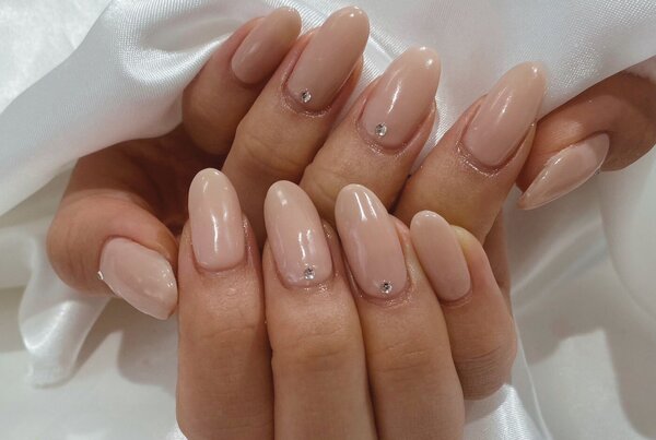 「ハンド 定額デザイン」スキンカラーに小さめのストーンをのせて職場でもできる範囲でネイルできます！|Nail Salon Linda