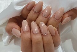 「ハンド 定額デザイン」スキンカラーに小さめのストーンをのせて職場でもできる範囲でネイルできます！