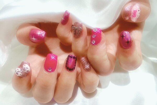 「ハンド ミドルコース」ピンクのカラーを中心にパーツで可愛らしい仕上がりになります！ |Nail Salon Linda