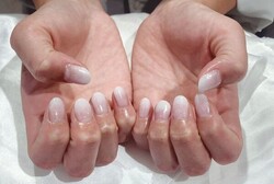 「ハンド グラデーション」白のラメが入った可愛らしいグラデーション|Nail Salon Linda