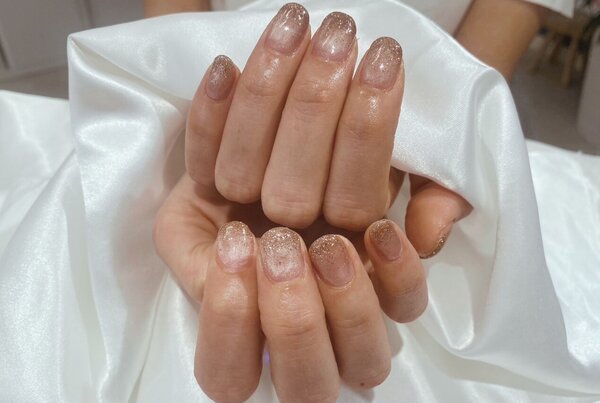 「フット ミドルコース」マグネットベースにフラッシュネイルでグラデーションをしました！キラキラきてとても華やかです！|Nail Salon Linda