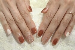 「ハンド 定額デザイン」テラコッタとゴールドラメにホワイトをポイントで！|Nail Salon Linda