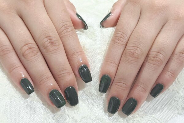 「ハンド ワンカラー」深みのあるグリーンワンカラーで！！|Nail Salon Linda