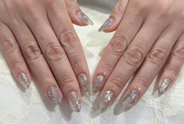 「ハンド 定額デザイン」シルバーラメでニュアンスデザイン！|Nail Salon Linda