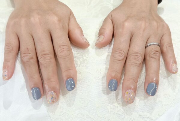 「ハンド 定額デザイン」ブルーとニュアンスなラメで夏らしい仕上がりに！|Nail Salon Linda
