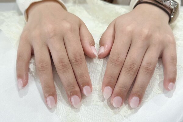 「ハンド グラデーション」 乳白色でお手元をトーンアップ！！|Nail Salon Linda