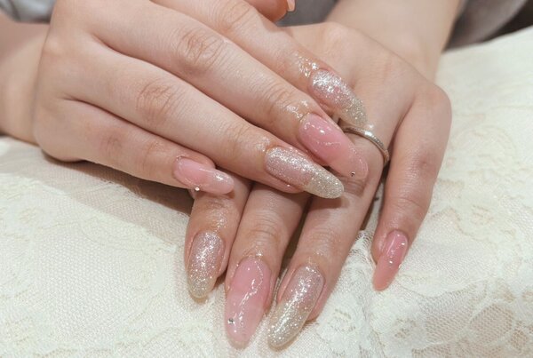 「ハンド 定額デザイン」お色味変更で、新色バニーカラーです♪ ピンクとラメの相性が素敵です！|Nail Salon Linda