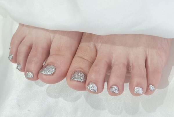 「フット ラメワンカラー」もうすぐ夏！ 足元のネイルで華やかにしましょ！|Nail Salon Linda