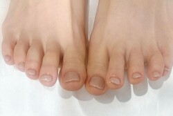 「フット ワンカラー」お足元のネイルも肌馴染みの良いカラーをするだけでサンダルなどから見えた際、気分が上がります！