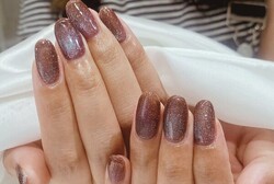 「ハンド マグネットワンカラー」フラッシュラメが混ざったネイルになろ、キラキラ動くのがよく分かり、輝きがとても素敵です！