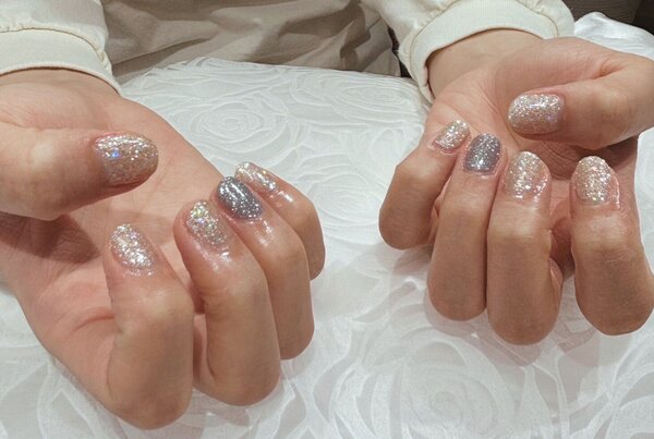 「ハンド ラメ・ワンカラー」夏に向けていつもよりキラキラ増してます！|Nail Salon Linda