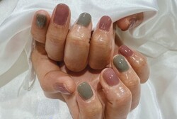 「ハンド ワンカラー」色を交互に入れたネイルです！少しくすみがある大人っぽいカラーです！