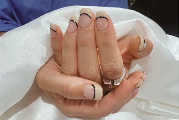 「ハンド フレンチ」ベージュのフレンチに黒のラインでとてもおしゃれな雰囲気になります！|Nail Salon Linda