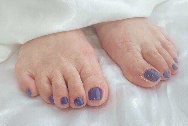 「フット ワンカラー」夏に向けて派手なカラーです。 ジーンズをよく履く予定なのでこのカラーにしました！|Nail Salon Linda