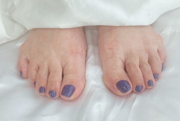 「フット ワンカラー」夏に向けて派手なカラーです。 ジーンズをよく履く予定なのでこのカラーにしました！|Nail Salon Linda