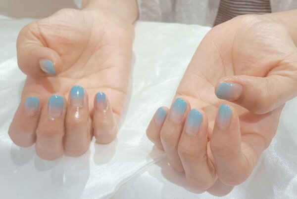 「ハンド グラデーション」夏の青空のイメージがわく 涼しげなネイルに仕上がりました！|Nail Salon Linda