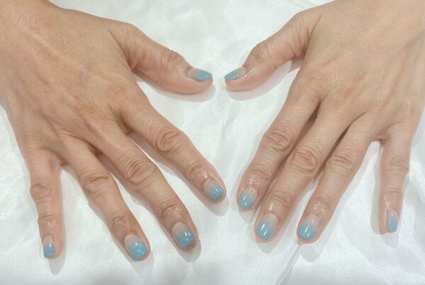 「ハンド グラデーション」夏の青空のイメージがわく 涼しげなネイルに仕上がりました！|Nail Salon Linda