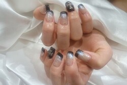 「ハンド ミドルコース」ラメグラデーションを深めに入れた上からフレンチネイルをしました！ 黒でクール感あってかっこいい！