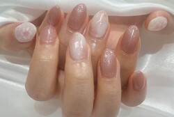 「ハンド 定額デザイン」お花のシールと細かめのラメが相まって、上品でかわいらしい印象です！